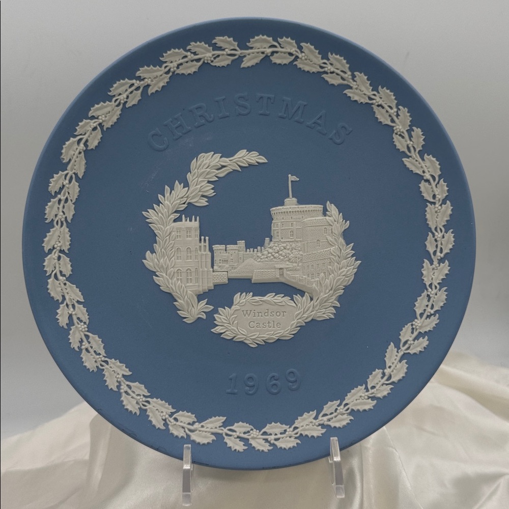 1969 Wedgwood Christmas plate featuring a jasperware relief of Windsor Castle